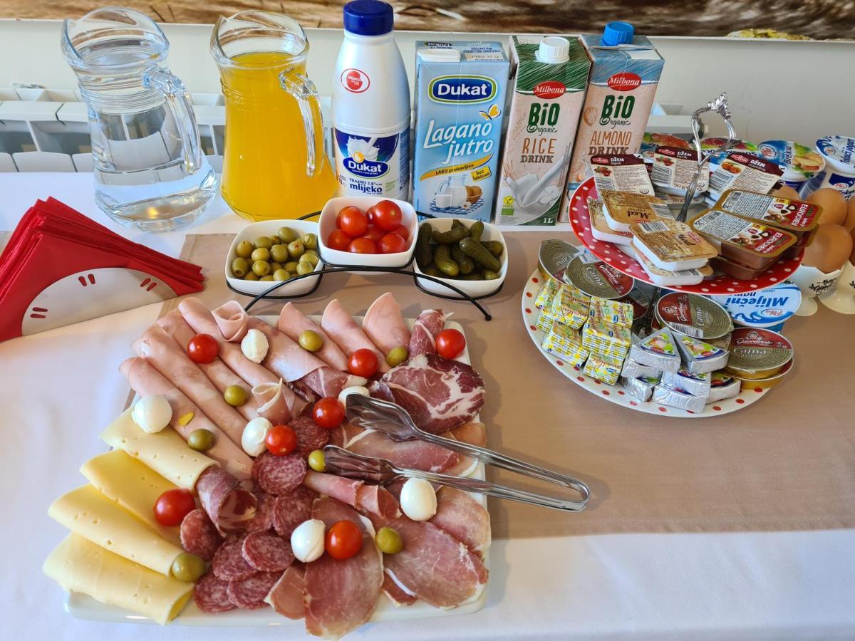 Guest House Slatki Snovi Knin Exterior foto