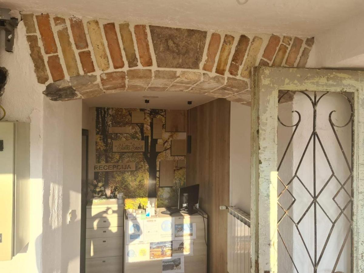 Guest House Slatki Snovi Knin Exterior foto